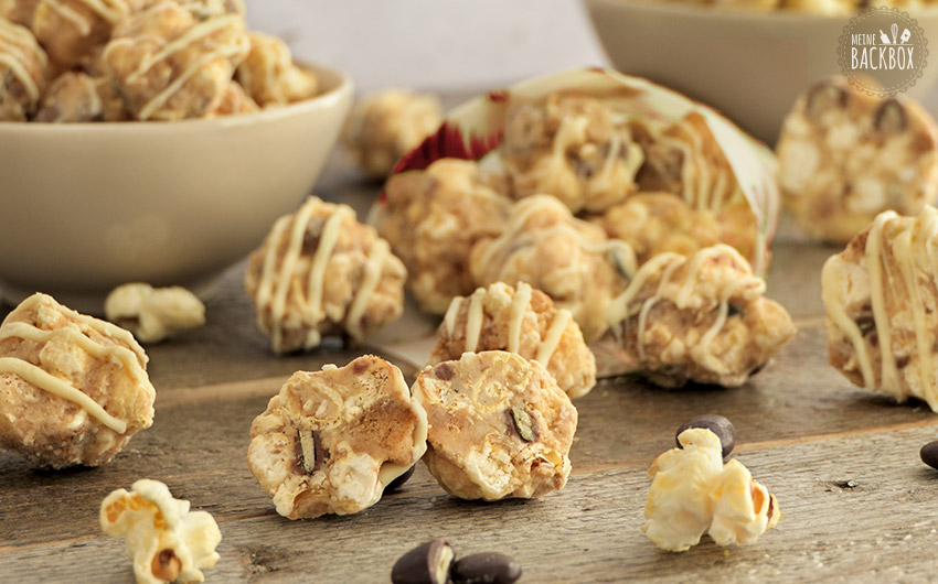 Popcorn Balls mit weißer Schokolade, Schoko-Kürbiskernen und Butterstreusel