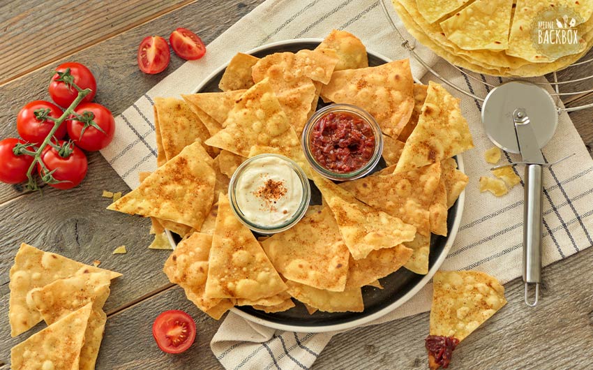 Selbstgemachte Nachos mit Crème fraîche und Salsa Dip
