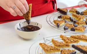 Mandelecken Rezept: Mandelecken in Kuvertüre tauchen