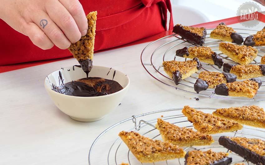 Mandelecken Rezept: Mandelecken in Kuvertüre tauchen
