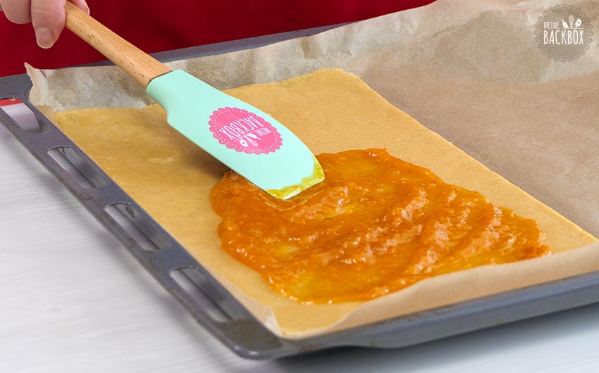 Mandelecken Rezept: Konfitüre auf Teig streichen