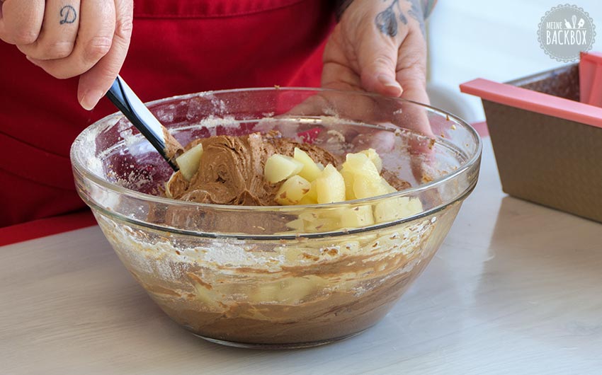 Rehrücken Kuchen Rezept: Birnen unterheben