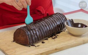Rehrücken Kuchen Rezept: Kuvertüre mit Pinsel auftragen