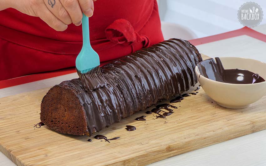 Rehrücken Kuchen Rezept: Kuvertüre mit Pinsel auftragen
