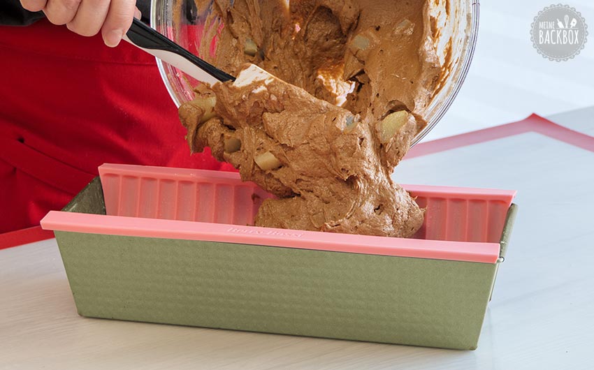 Rehrücken Kuchen Rezept: Teig in Rehrücken Backform geben