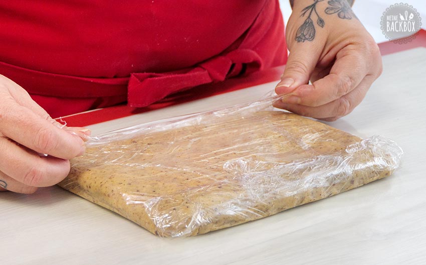 Weihnachtskipferl Rezept: Teig in Frischhaltefolie wickeln