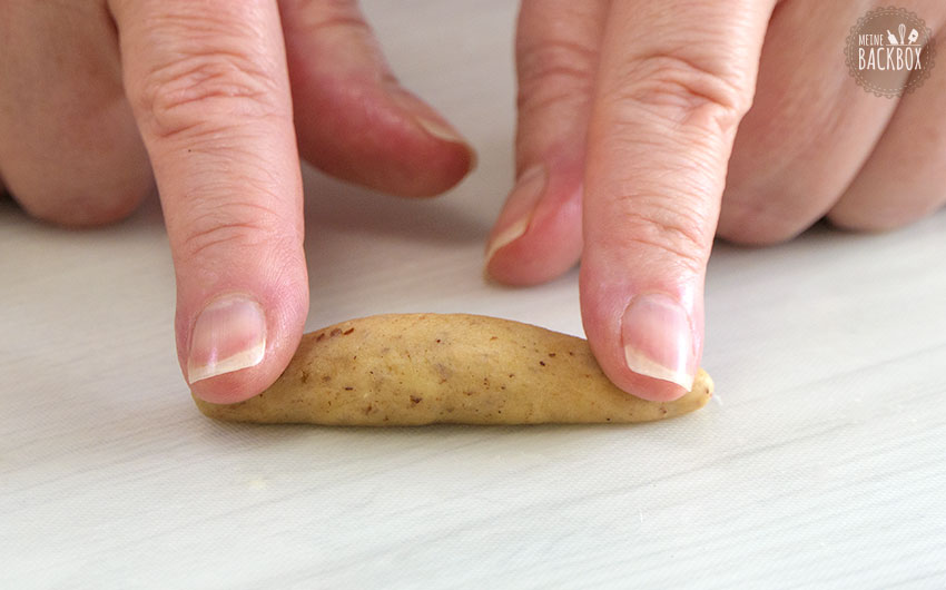 Weihnachtskipferl Rezept: Teigstücke ausrollen