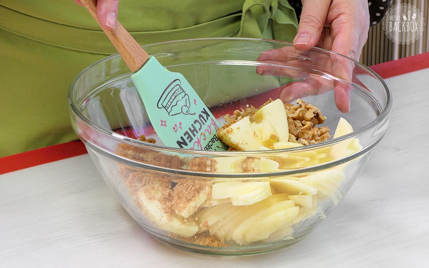 Apfelstrudel Rezept: Äpfel, Semmelbrösel und Walnüsse vermengen