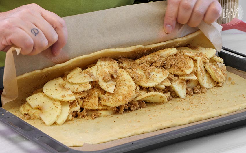 Apfelstrudel Rezept: Teigflächen zusammenklappen