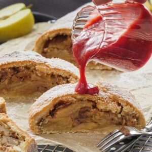 Südtiroler Apfelstrudel im Mürbeteig mit Erdbeer-Fruchtschaum