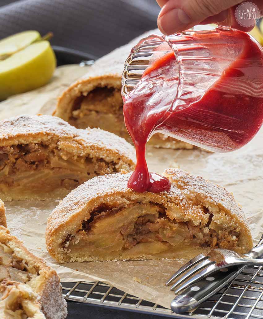 Veganer Apfelstrudel im Mürbeteig mit Fruchtschaum