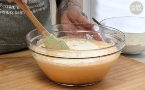 Rübli Ostertorte Rezept: Mehl-Mischung vorsichtig unterheben