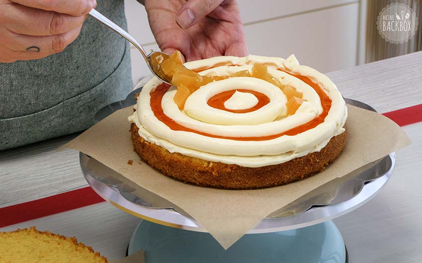 Rübli Ostertorte Rezept: Zwischenräume abwechselnd füllen