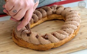Paris Brest Rezept: Kokos-Praliné aufspritzen