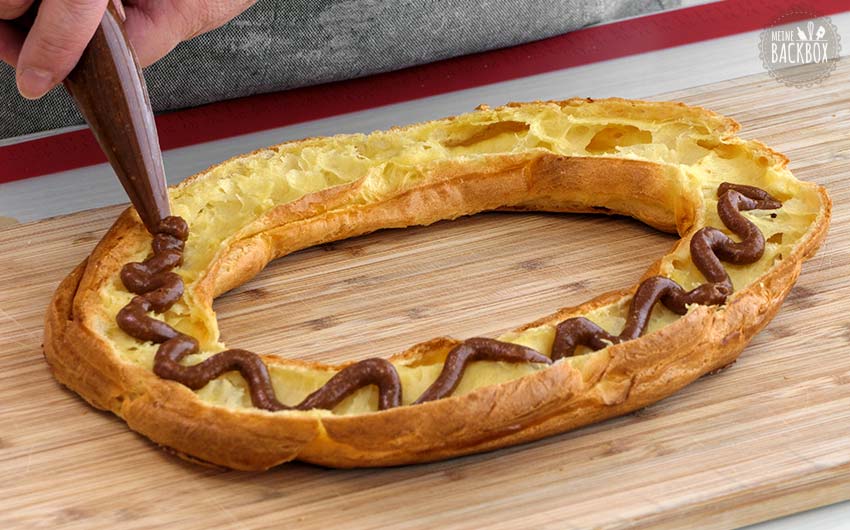 Paris Brest Rezept: Kokos-Praliné wellenförmig verteilen