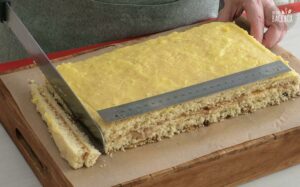 Obstkisten-Torte Rezept: Kuchen zurechtschneiden