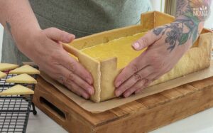 Obstkisten-Torte Rezept: Mürbeiteigstücke am Rand befestigen