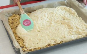 Obstkisten-Torte Rezept: Teig verteilen