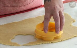 Mousse im Knusperkörbchen Rezept: Teig ausstechen