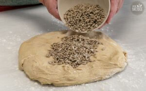 Kürbis Laugenbrötchen Rezept - Sonnenblumenkerne hinzugeben