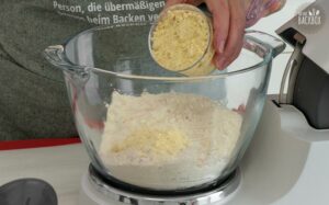 Rustikale Pinsa-Ofenbrote Rezept - Kichererbsen Mehl hinzugeben