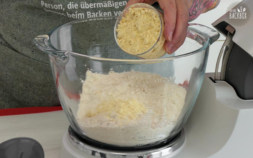 Rustikale Pinsa-Ofenbrote Rezept - Kichererbsen Mehl hinzugeben