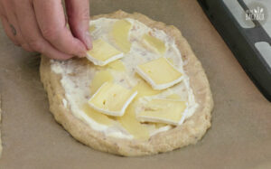 Rustikale Pinsa-Ofenbrote Rezept - Teigfladen mit Birnen und Camembertscheiben belegen