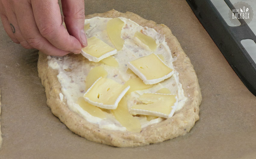 Rustikale Pinsa-Ofenbrote Rezept - Teigfladen mit Birnen und Camembertscheiben belegen