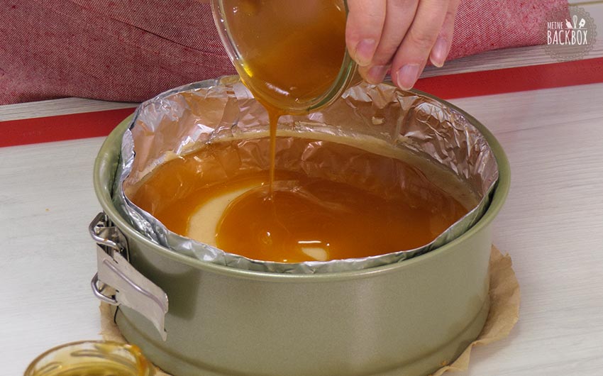 Weisser Dominostein-Kuchen Rezept - Marille auf den Kuchen streichen
