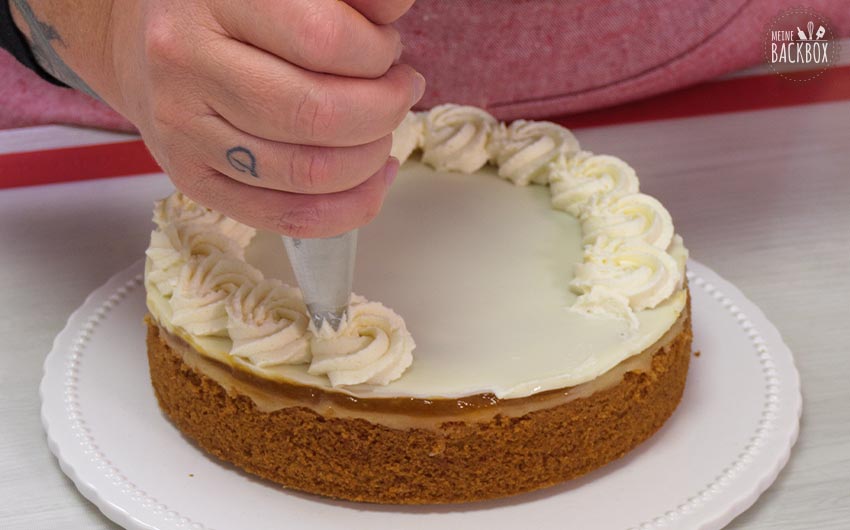 Weisser Dominostein-Kuchen Rezept - Rosetten aufspritzen