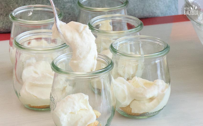 Banana Pudding Dessert Rezept: Creme ins Glas geben