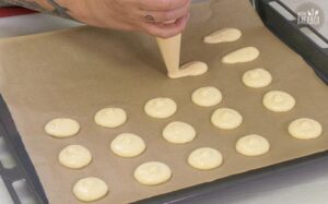 Banana Pudding Dessert Rezept: Eierplätzchen Teig auf das Blech aufspritzen