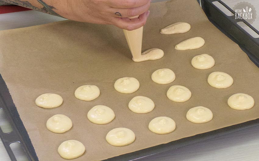 Banana Pudding Dessert Rezept: Eierplätzchen Teig auf das Blech aufspritzen