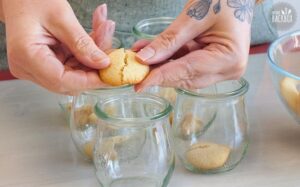 Banana Pudding Dessert Rezept: Eierplätzchen in das Glas verteilen