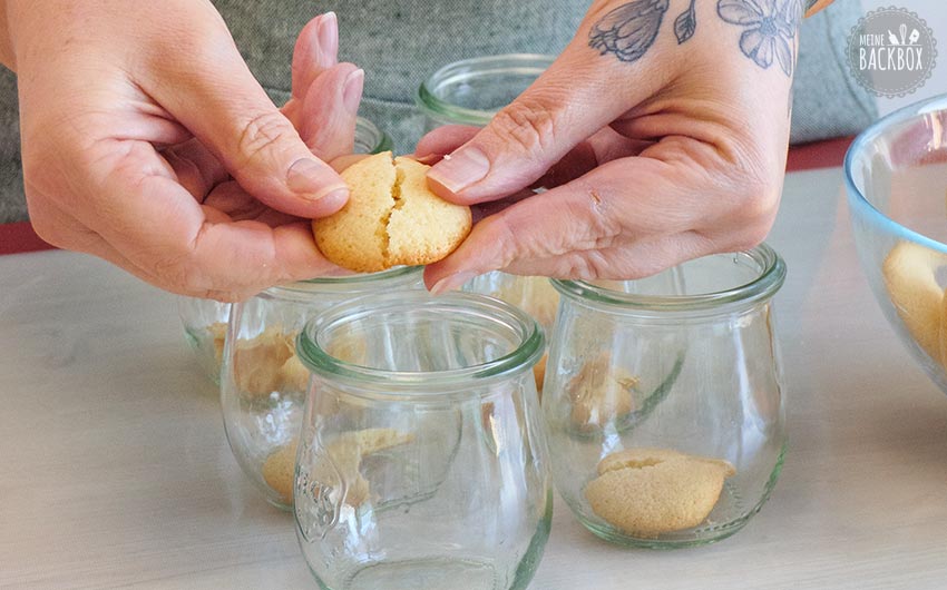 Banana Pudding Dessert Rezept: Eierplätzchen in das Glas verteilen