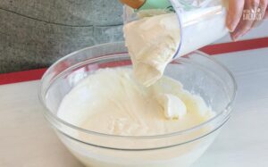 Banana Pudding Dessert Rezept: Sahne unterheben