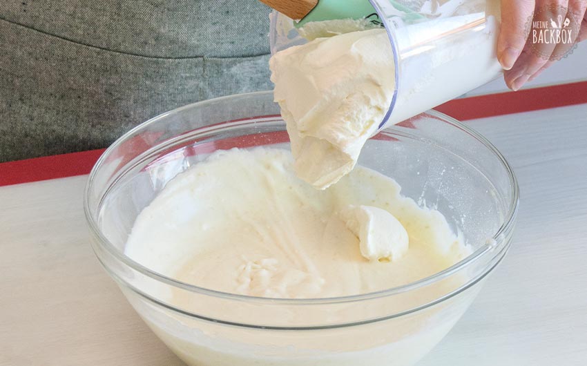 Banana Pudding Dessert Rezept: Sahne unterheben