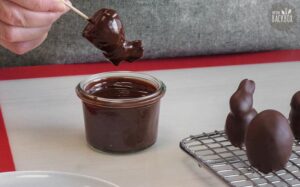 Dubai Style Osternester Rezept: Cake Pops in Schokolade tunken