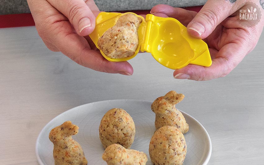 Oster Rübli-Törtchen Rezept: Cake Pops Teig aus der Form holen