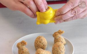 Oster Rübli-Törtchen Rezept: Cake Pops Teig in die Form füllen