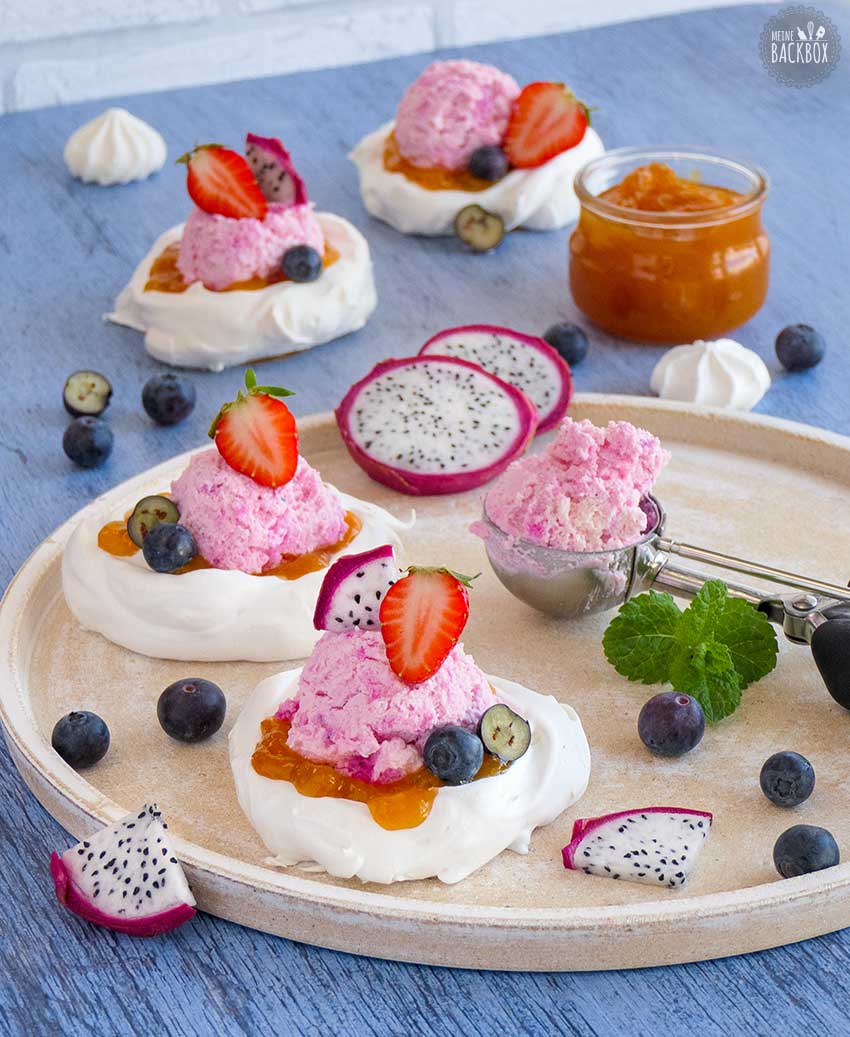Drachenfrucht-Eis im Pavlova-Eisbecher