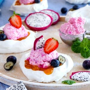 Pavlova mit selbst gemachtem Drachenfrucht-Eis