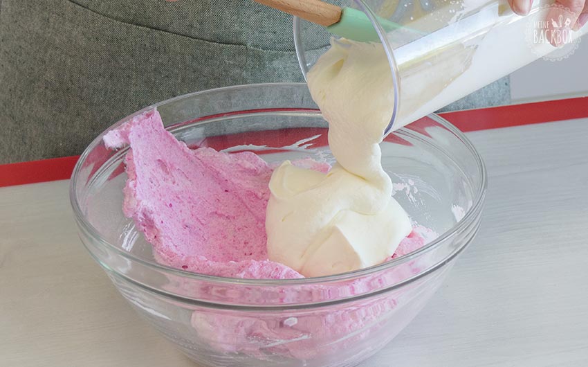 Pavlova Drachenfrucht-Eis Rezept: Sahne unterheben