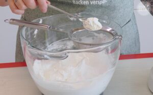 Pavlova Drachenfrucht-Eis Rezept: Speisestärke unterheben