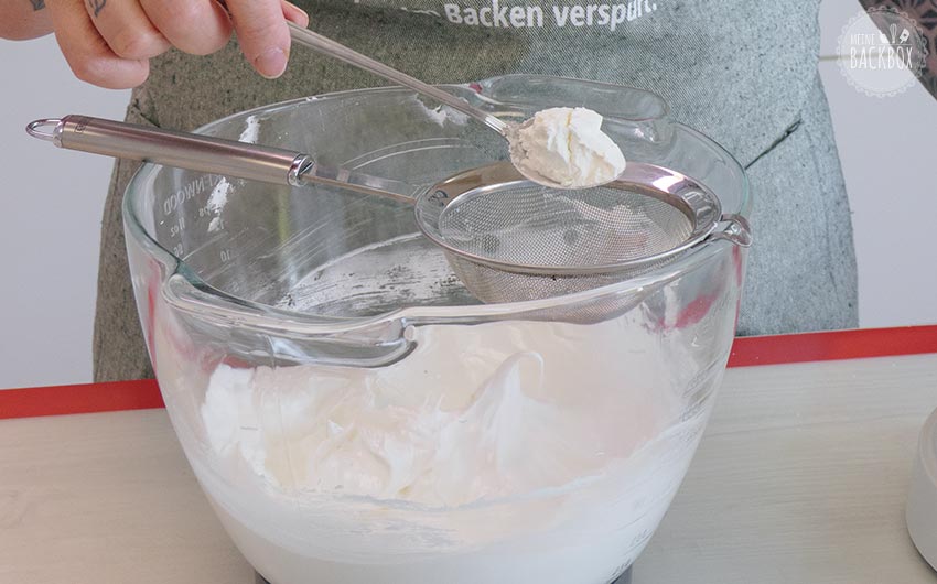 Pavlova Drachenfrucht-Eis Rezept: Speisestärke unterheben