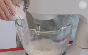 Pavlova Drachenfrucht-Eis Rezept: Zucker einrieseln lassen