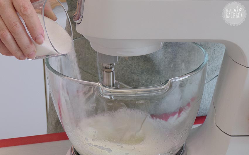 Pavlova Drachenfrucht-Eis Rezept: Zucker einrieseln lassen