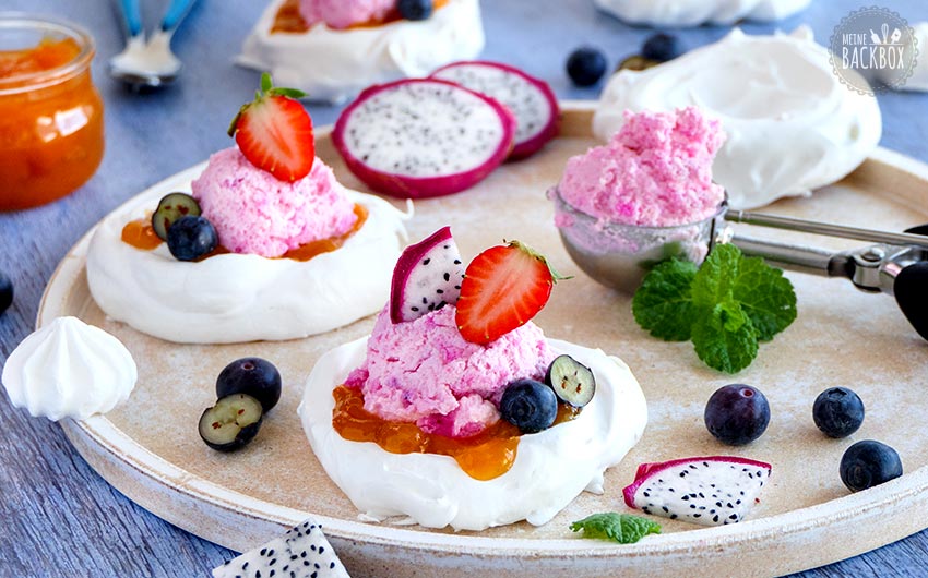 Pavlova mit selbst gemachtem Drachenfrucht-Eis