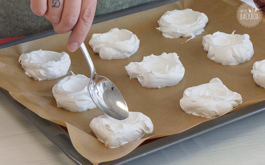 Pavlova Drachenfrucht-Eis Rezept: Eisbecher formen