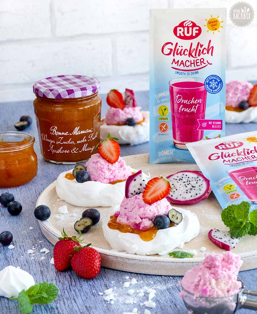 Selbst gemachte Pavlova-Eisbecher mit allen Produkten aus der Box